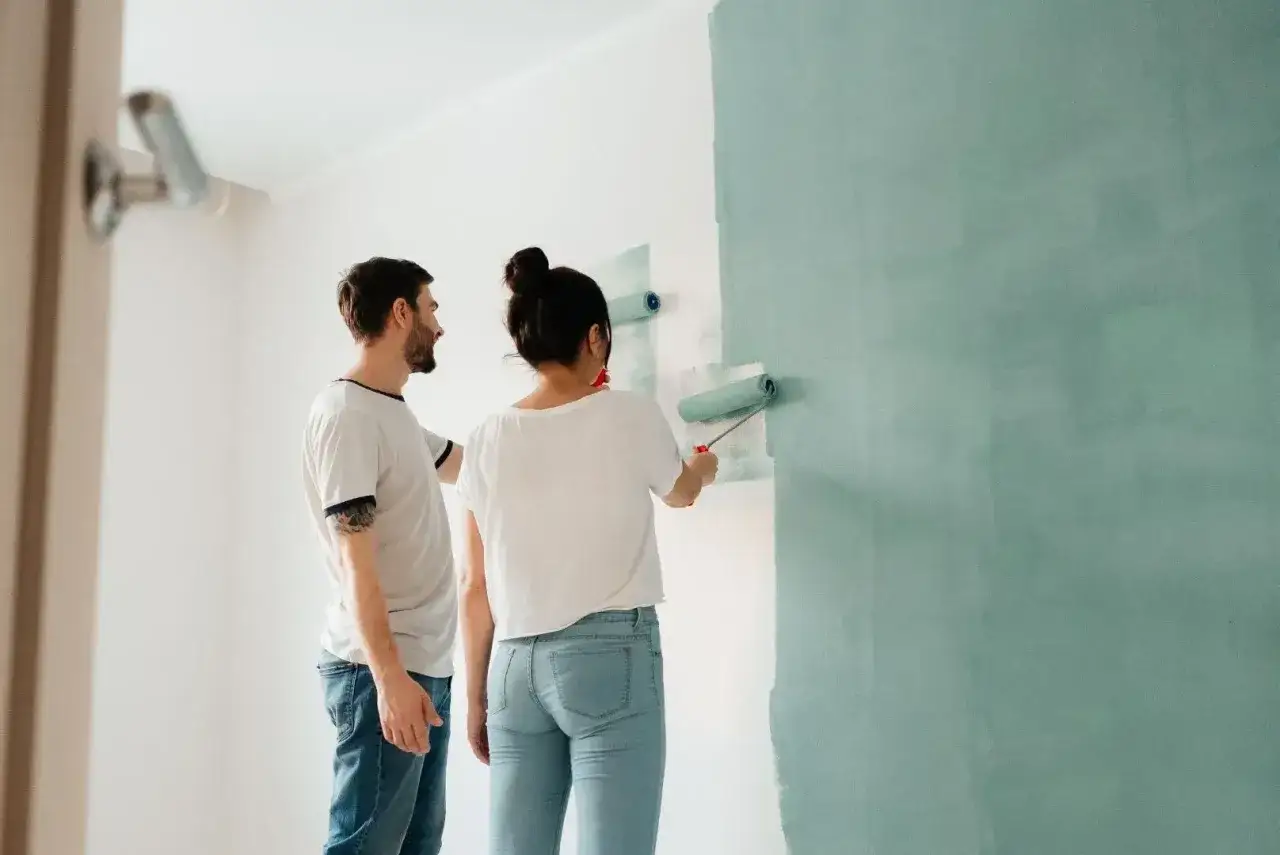 Ile się bierze za metr malowania? Poznaj ceny i ukryte koszty