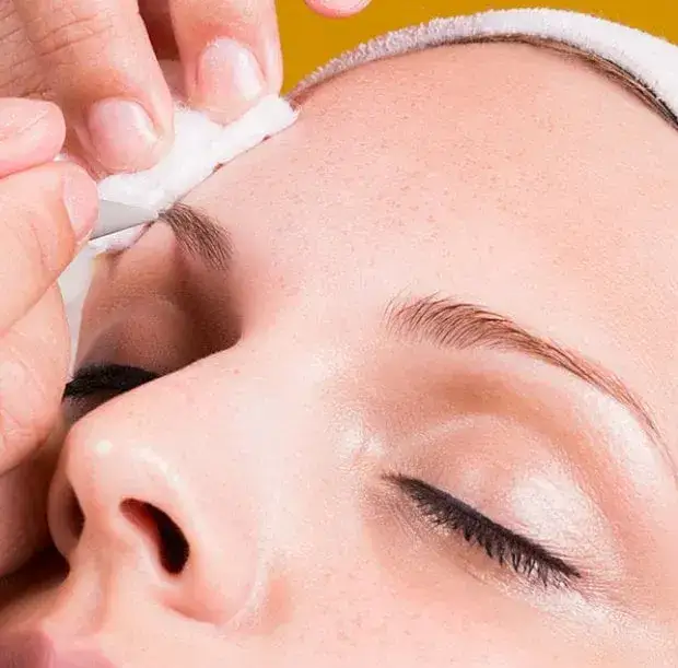 Jak długo natłuszczać brwi po makijażu permanentnym, aby uniknąć problemów?