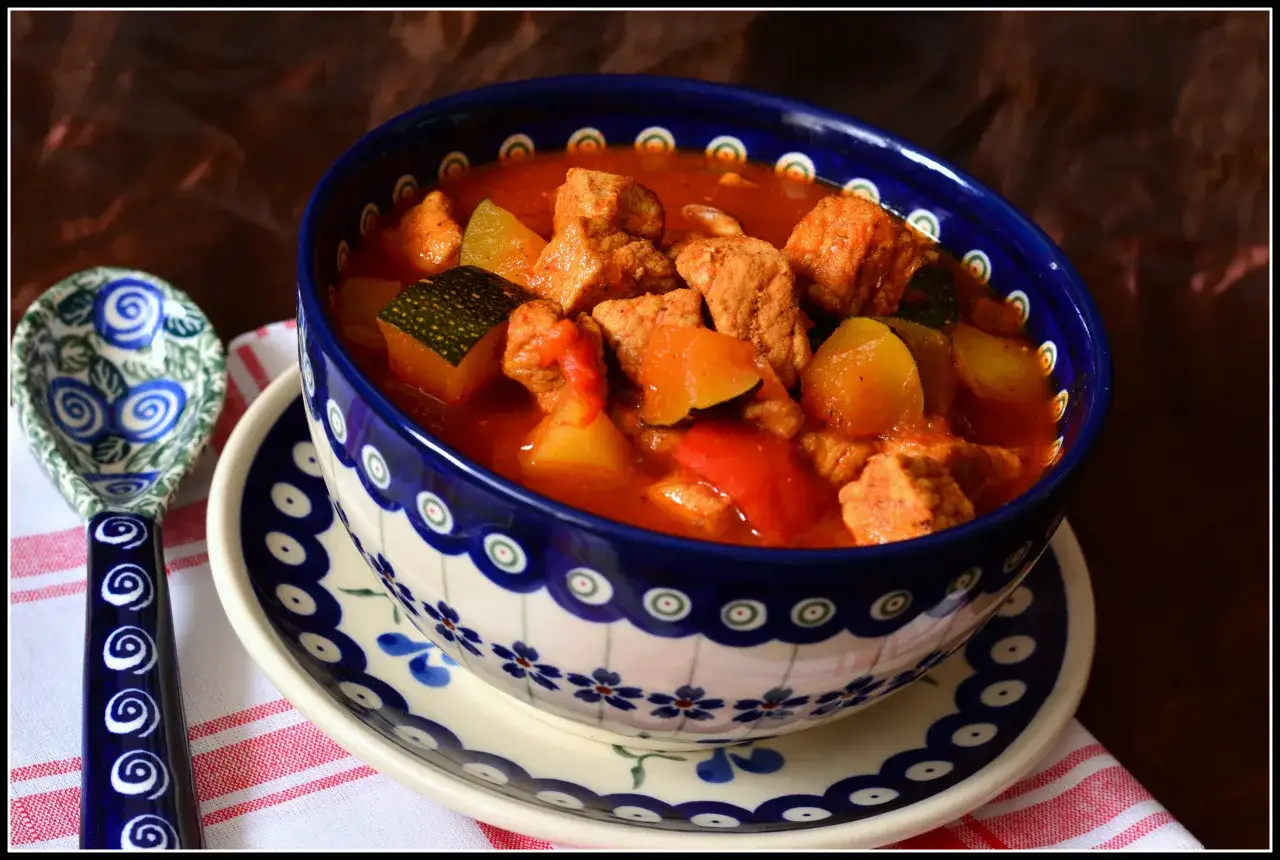 Przesolony gulasz? Uratuj obiad! Trik z ziemniakiem i 5 metod