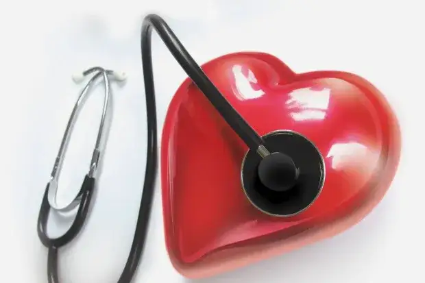 Alkohol a tętno: Dlaczego serce bije szybciej i kiedy się martwić?