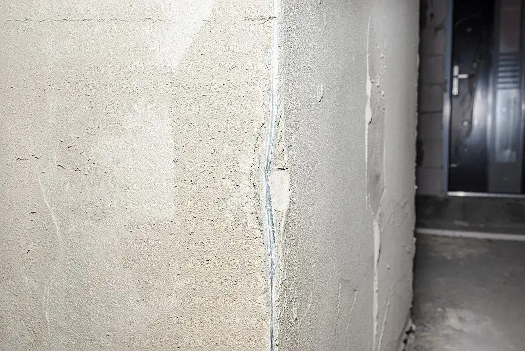 Jak skutecznie zabezpieczyć narożniki ścian w przedpokoju przed uszkodzeniami