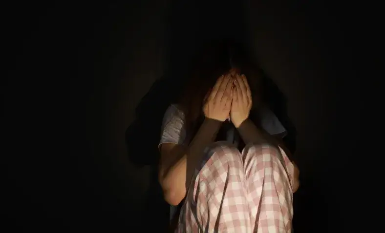 Lęk przed życiem: objawy, przyczyny i jak odzyskać kontrolę?