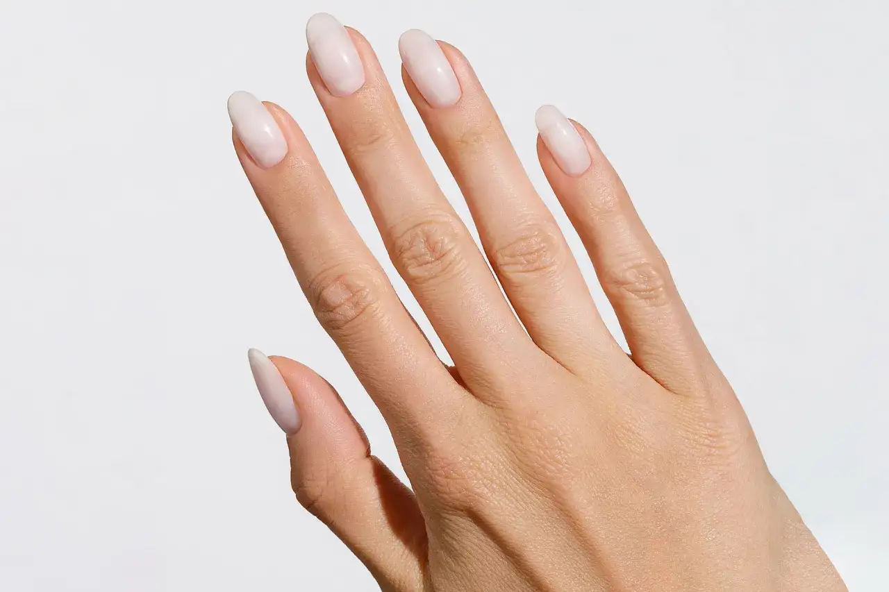 Mleczne paznokcie: jak zrobić modny manicure hybrydowy i żelowy?
