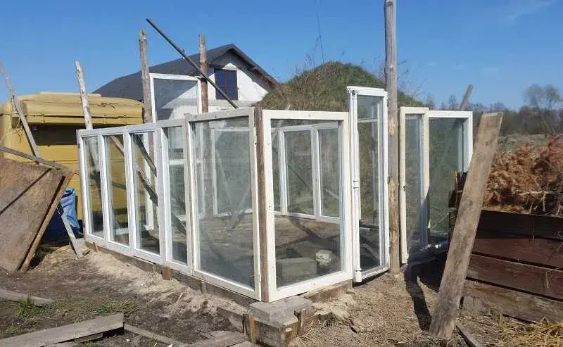 Szklarnia ze starych okien: Praktyczny poradnik DIY krok po kroku