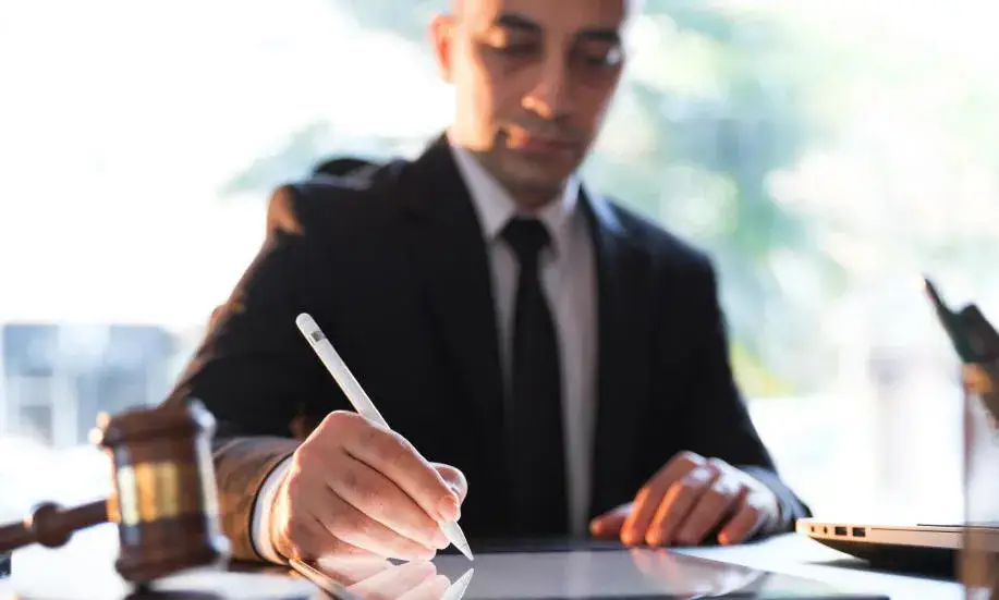 Co robi adwokat w sądzie? Poznaj jego kluczowe obowiązki i rolę