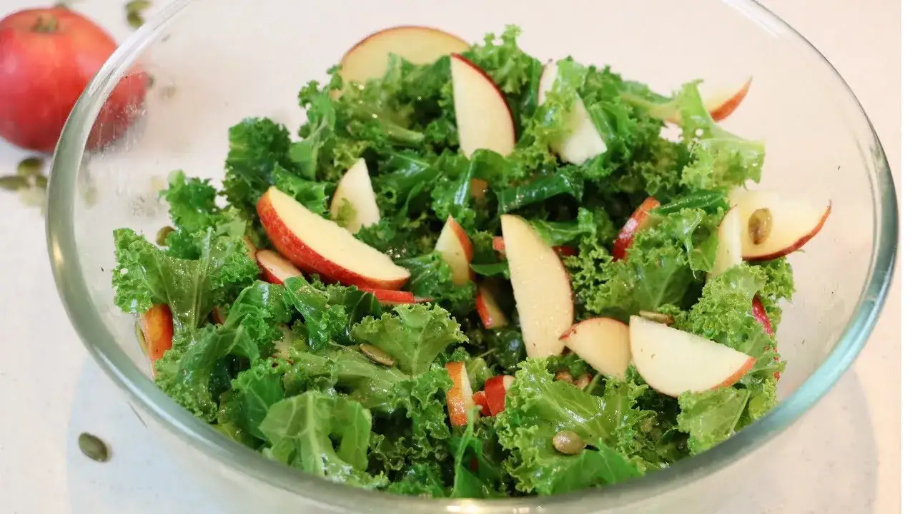 Jak zrobić sałatkę z jarmużu, która zachwyci smakiem i zdrowiem