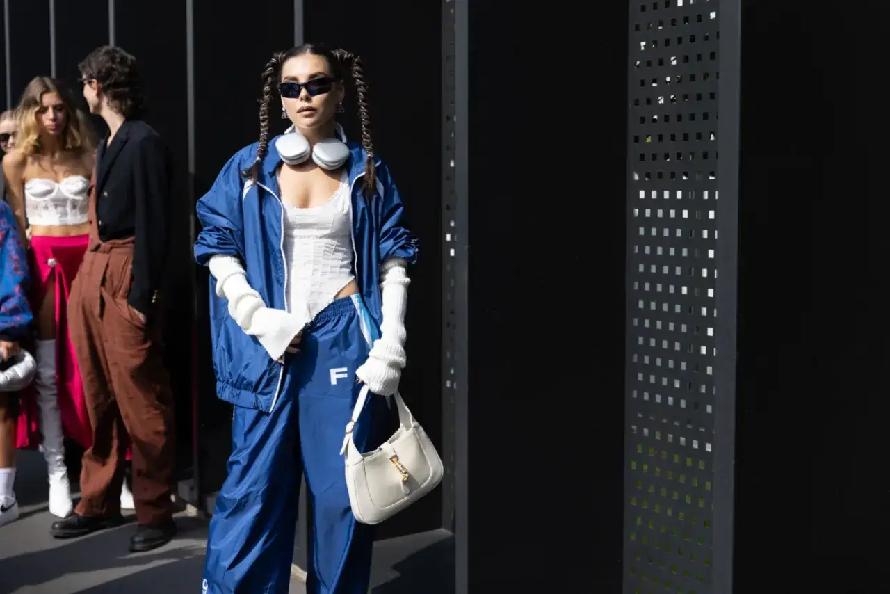 Stylizacje lat 90.: Jak nosić kultowe trendy dziś?