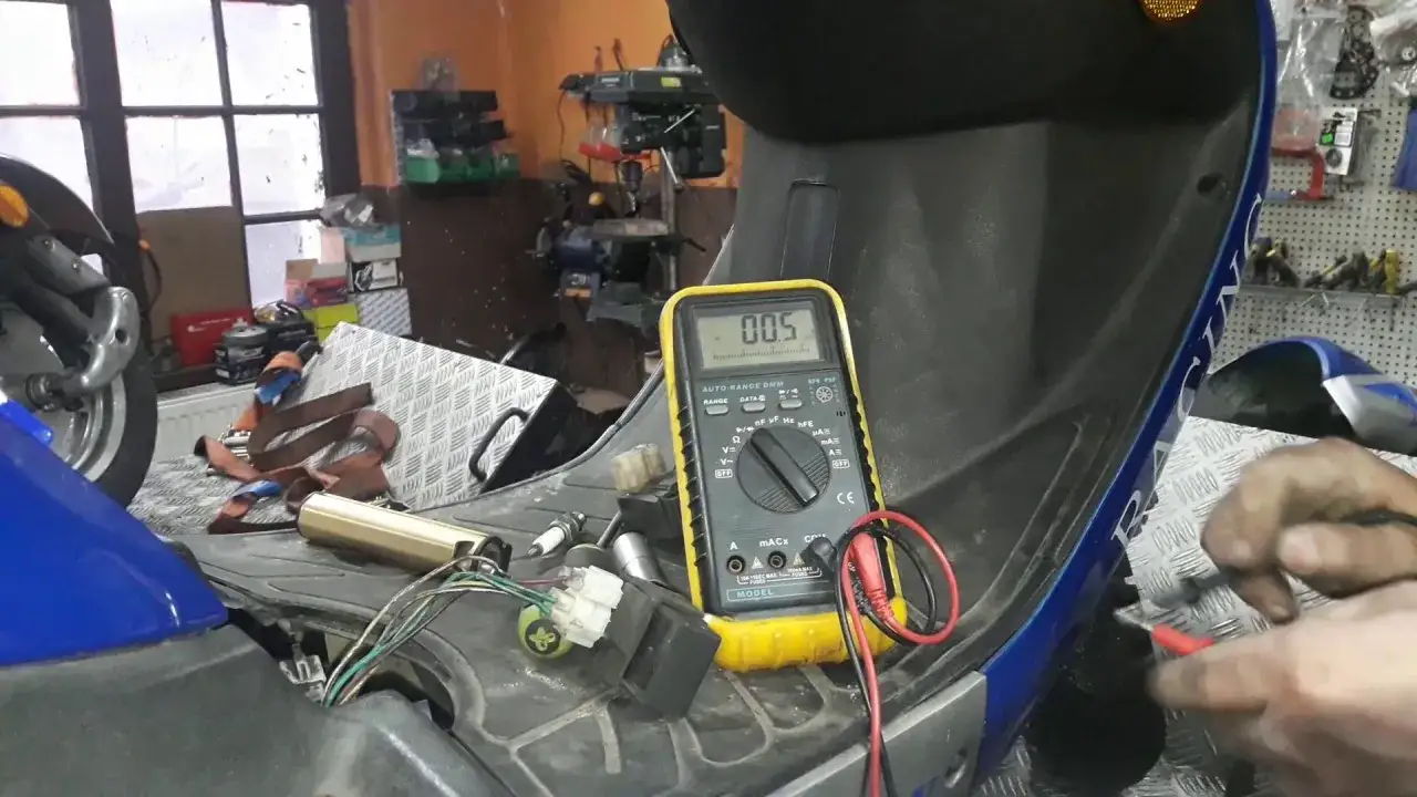 Gdzie są bezpieczniki w skuterze? Odkryj ich lokalizację i uniknij problemów