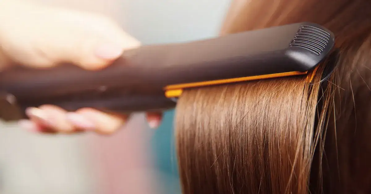 Jakie płytki w prostownicy wybrać, aby uniknąć zniszczenia włosów?