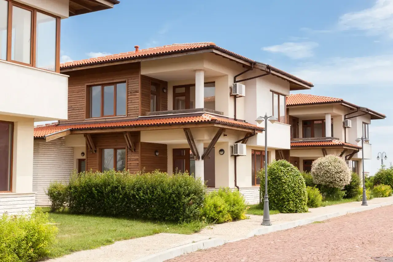 Czerwony dach, białe okna: Jaki kolor elewacji wybrać? Porady.