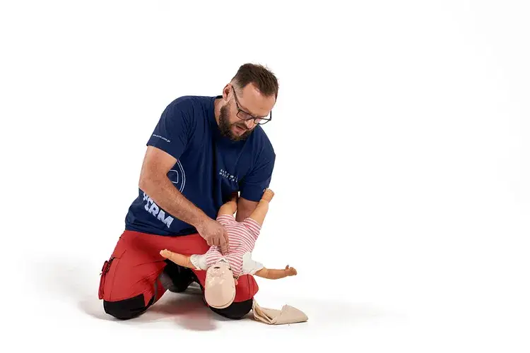 Pierwsza pomoc ile ucisków: kluczowe zasady dla RKO w różnych grupach wiekowych