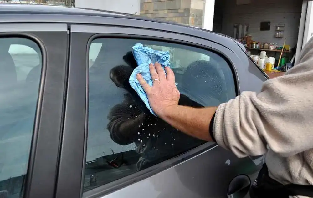 Skuteczne metody na usunięcie rys z szyby samochodu bez ryzyka