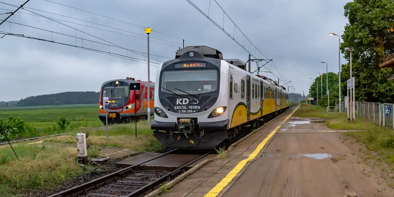 Dwa pociągi stoją na stacji. Czy można jechać wcześniejszym pociągiem regio?