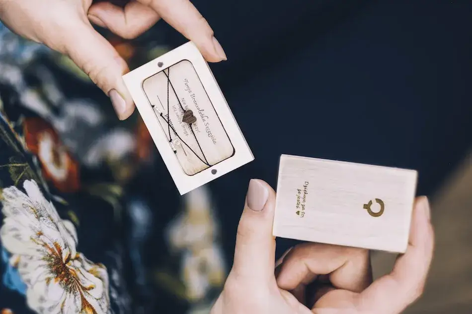 Zawiąż bransoletkę szczęścia: Przewodnik po 7 magicznych supełkach