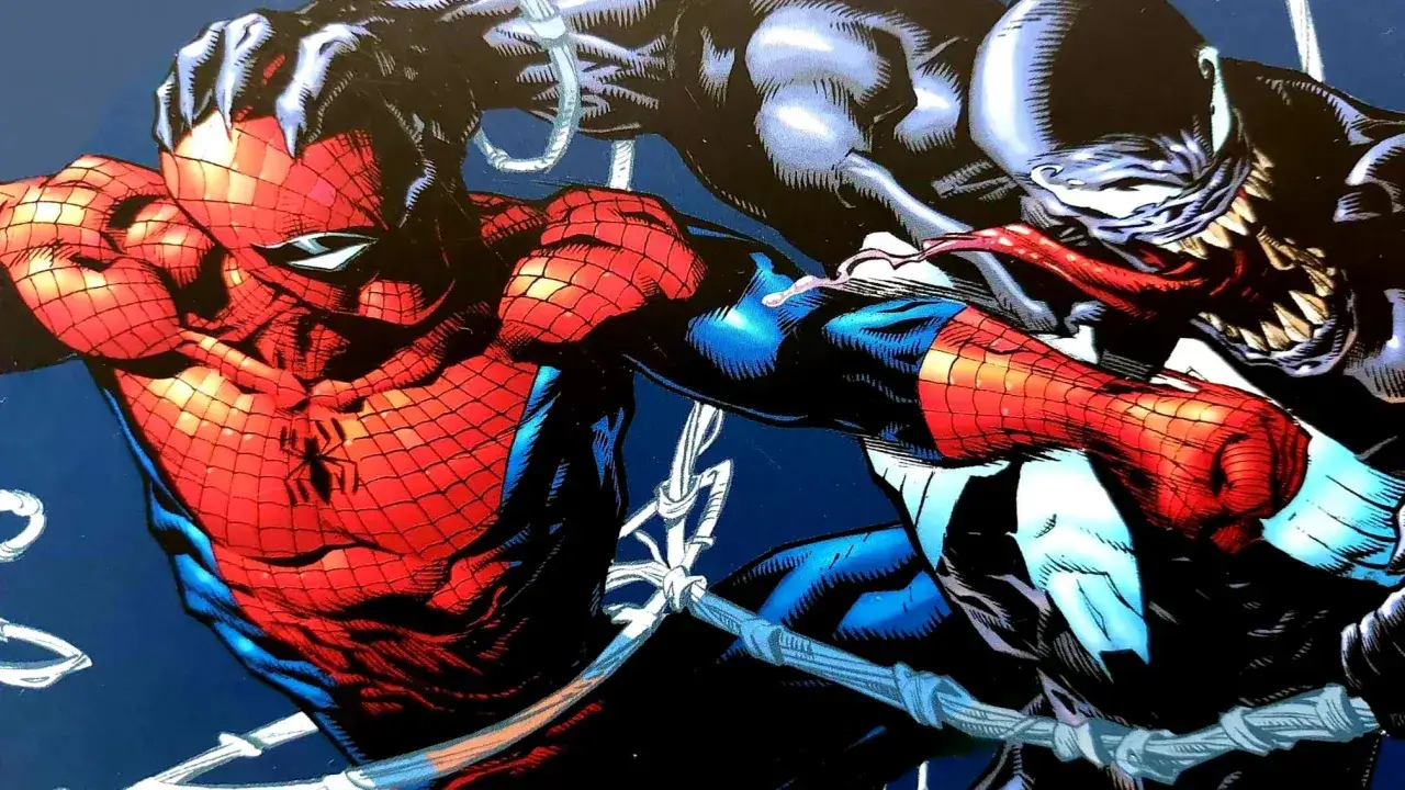 Spider-Man walczy z Venomem, który ma wywieszony język i ostre zęby.