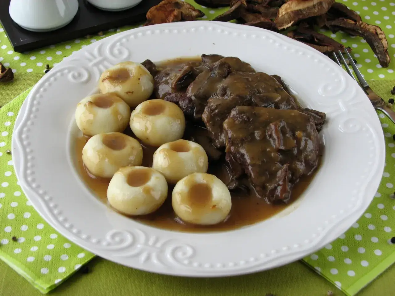 Jak zrobić wołowinę w sosie własnym - prosty przepis na pyszne danie