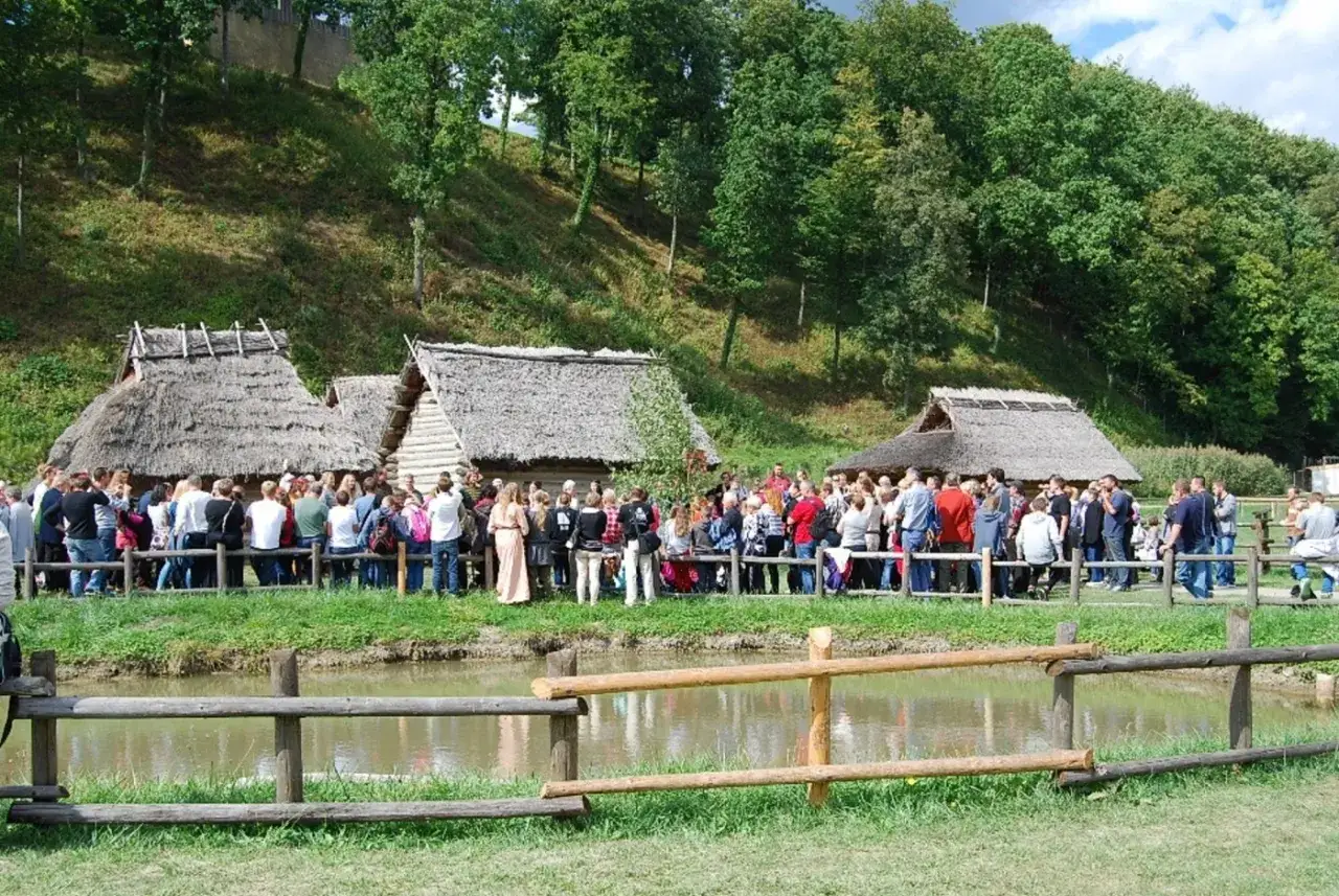 Trzcinica skansen - odkryj fascynującą historię i atrakcje archeologiczne
