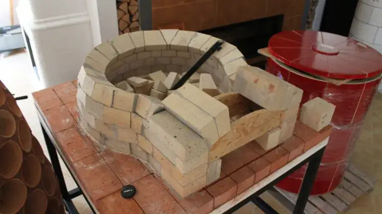 Ile kosztuje budowa pieca kaflowego? Sprawdź ukryte koszty!