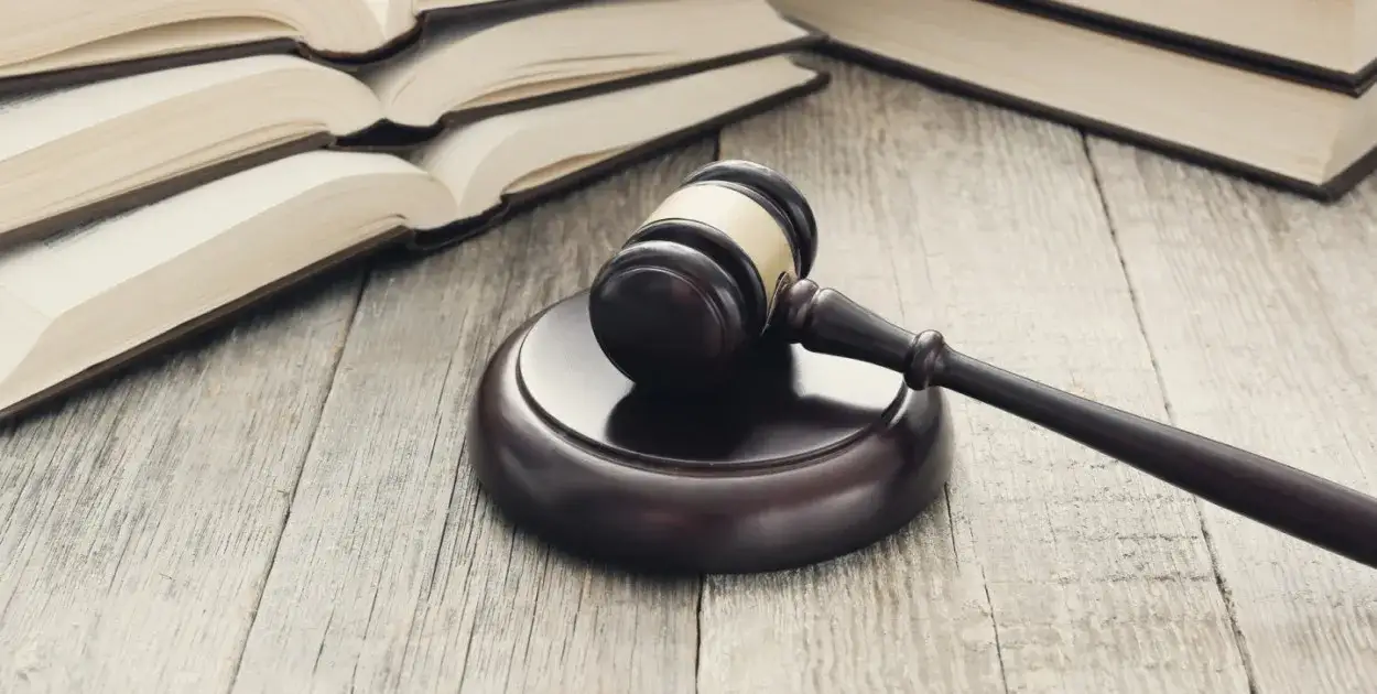 Kto tańszy: adwokat czy radca prawny? Porównaj koszty usług