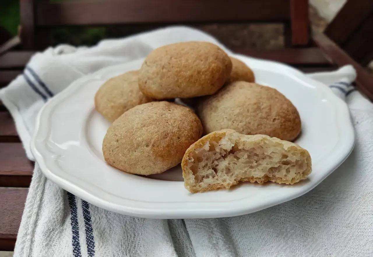 Pyszne, domowe bulki bezglutenowe. Przepis na nie jest prosty, a efekt zachwyca. Idealne na śniadanie.