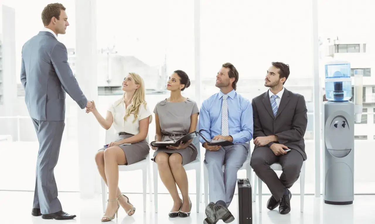 Czy po studiach prywatnych jest praca? Sprawdź realia rynku pracy