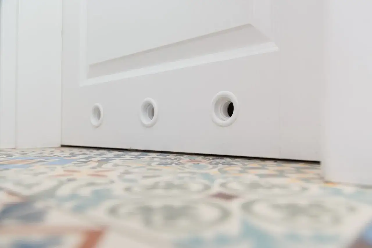 Drzwi łazienkowe: Podcięcie czy tuleje? Przepisy i bezpieczeństwo