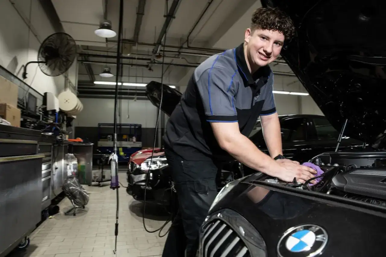 Ile zarabia praktykant w 1 klasie zawodowej? Sprawdź minimalne wynagrodzenie