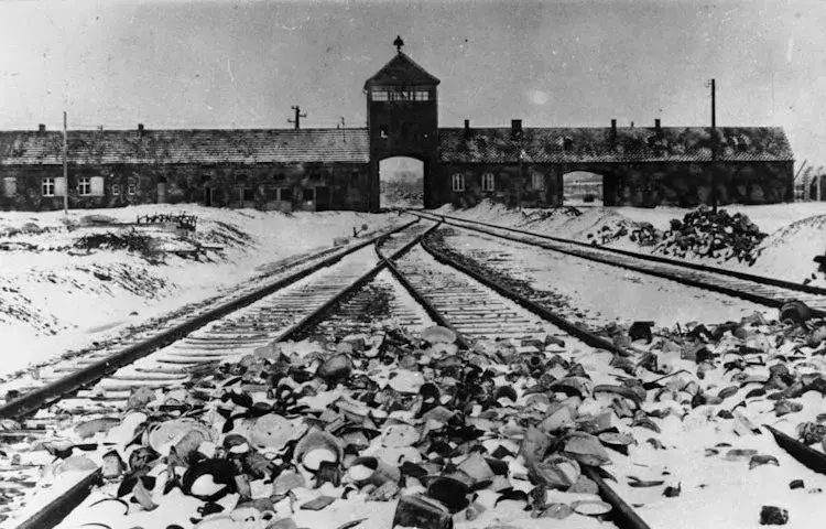 Agamben i jego wizja: Co zostaje z Auschwitz w kontekście godności