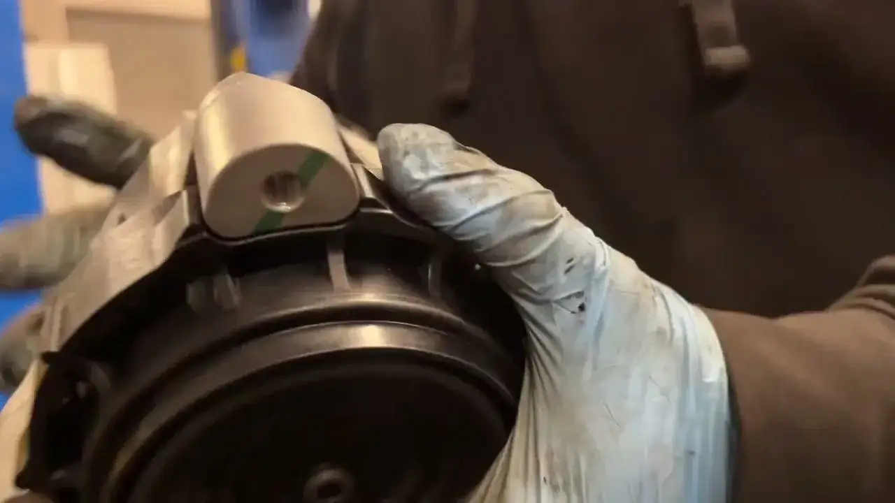 Jak działa poduszka olejowa silnika i dlaczego jest tak ważna?