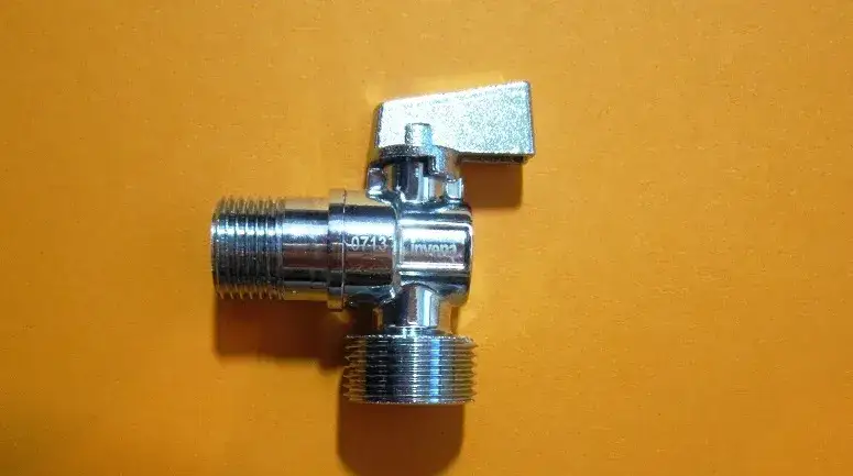 Zawór wody do pralki – kiedy powinien być otwarty, aby uniknąć problemów?