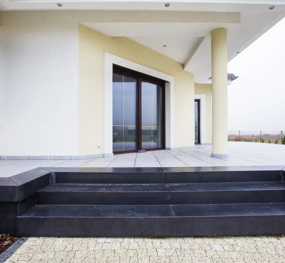 Schody zewnętrzne z czego: 5 wytrzymałych materiałów, które zaskoczą cię ceną