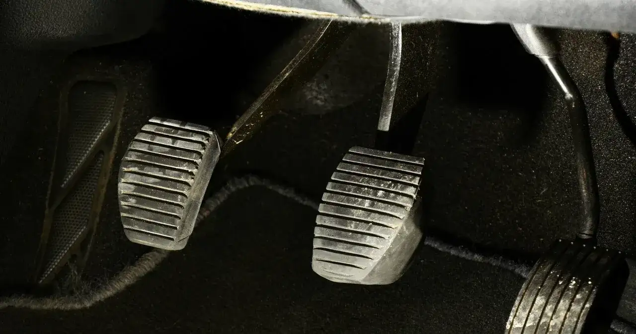 Gdzie jest sprzęgło w samochodzie? Odkryj kluczowe informacje i wskazówki