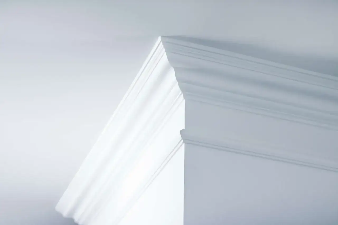 Jak docinać listwy sufitowe - uniknij błędów i uzyskaj idealne cięcia