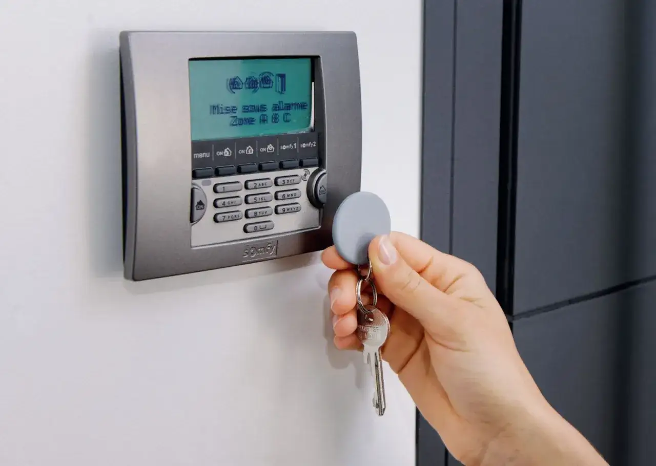 Jak działa alarm w domu? Poznaj kluczowe elementy i funkcje