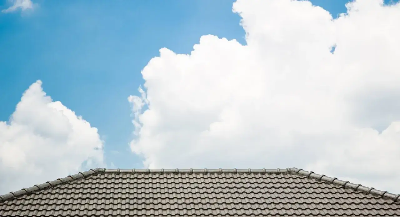 Jak uszczelnić dach skutecznie i uniknąć kosztownych napraw