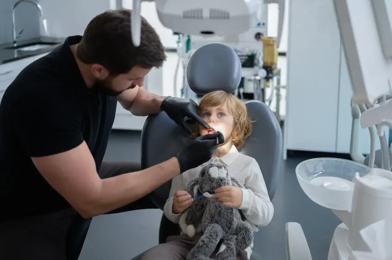 Co zrobić gdy dziecko nie chce otworzyć ust u dentysty - skuteczne metody