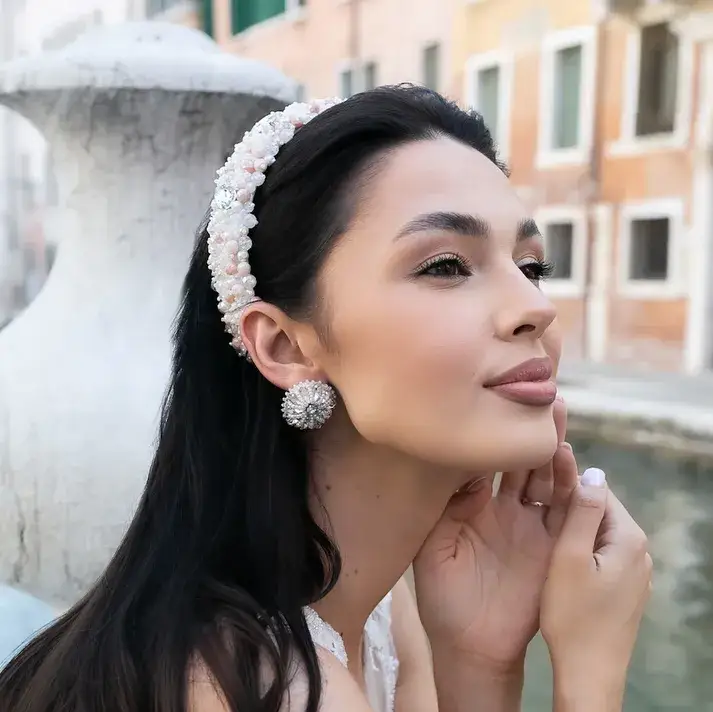 Czy opaski są modne? Odkryj najnowsze trendy i stylizacje