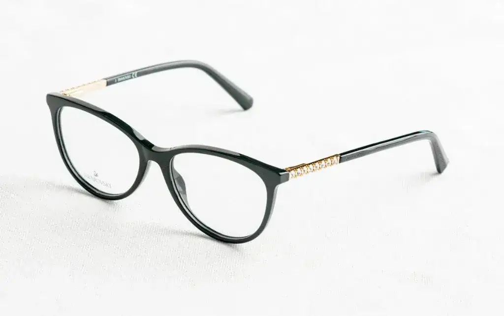 Chroń wzrok i sen: Jak wybrać okulary z filtrem światła niebieskiego?