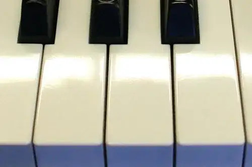 Dowiedz się ile kosztuje strojenie pianina - sprawdzone ceny i porady