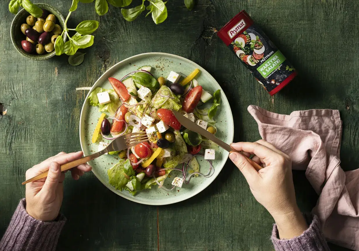 Jak zrobić zielony sos do sałatki greckiej, który zachwyci smakiem