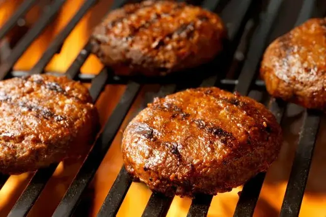Jak zrobić kotlety do burgerów, które zachwycą Twoich gości