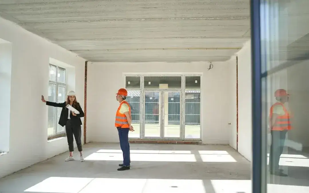 Kto wykonuje przegląd techniczny budynku i jakie ma uprawnienia?