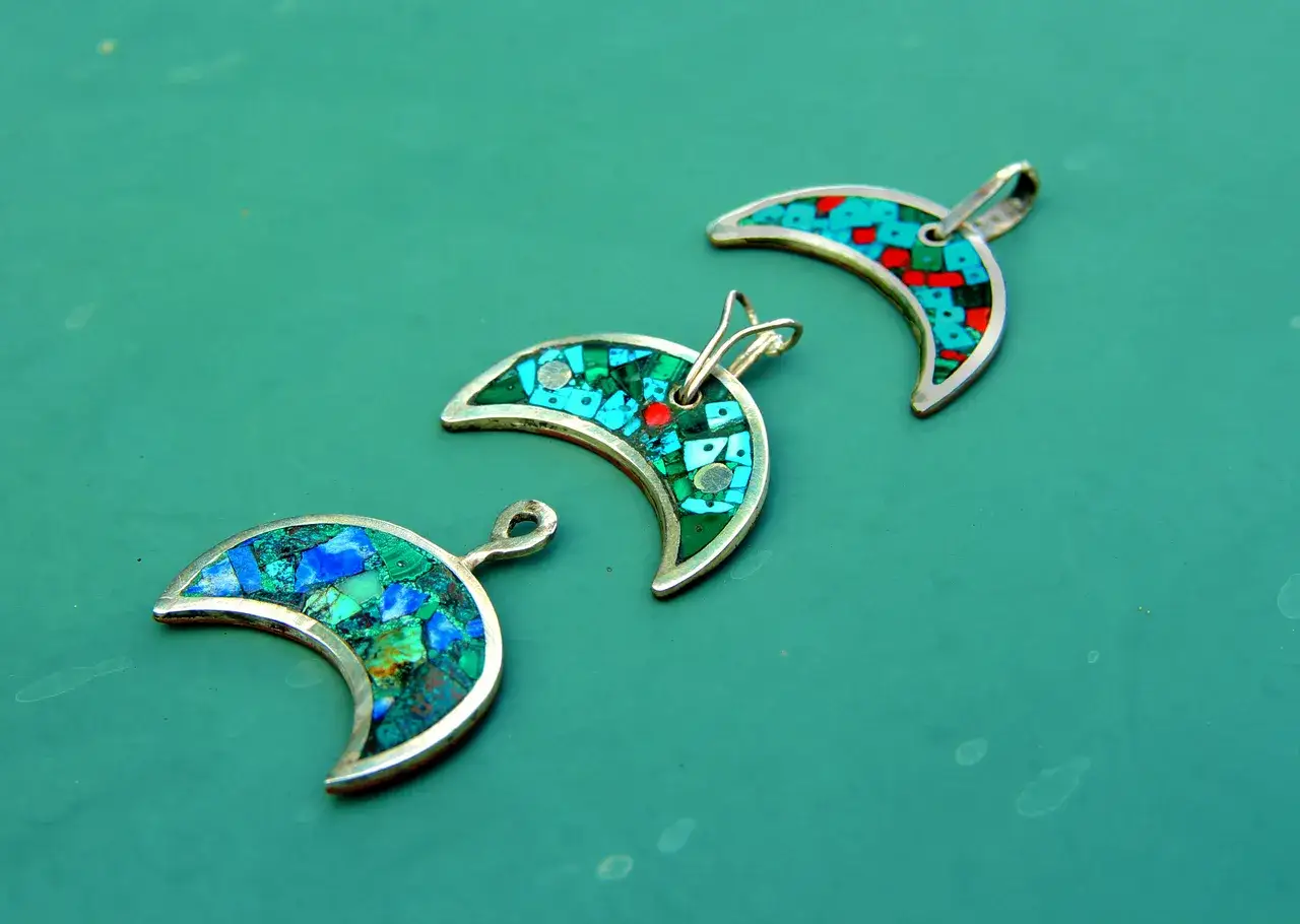 Lunula: Naszyjnik z mocą. Symbol kobiecości i ochrony?