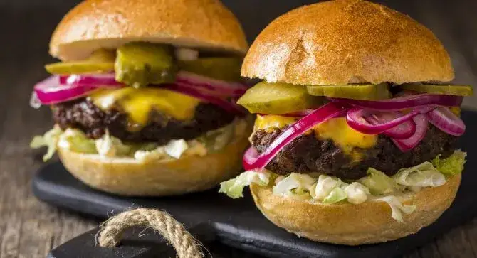 Jak podgrzać hamburgera w piekarniku, by nie stracił smaku?