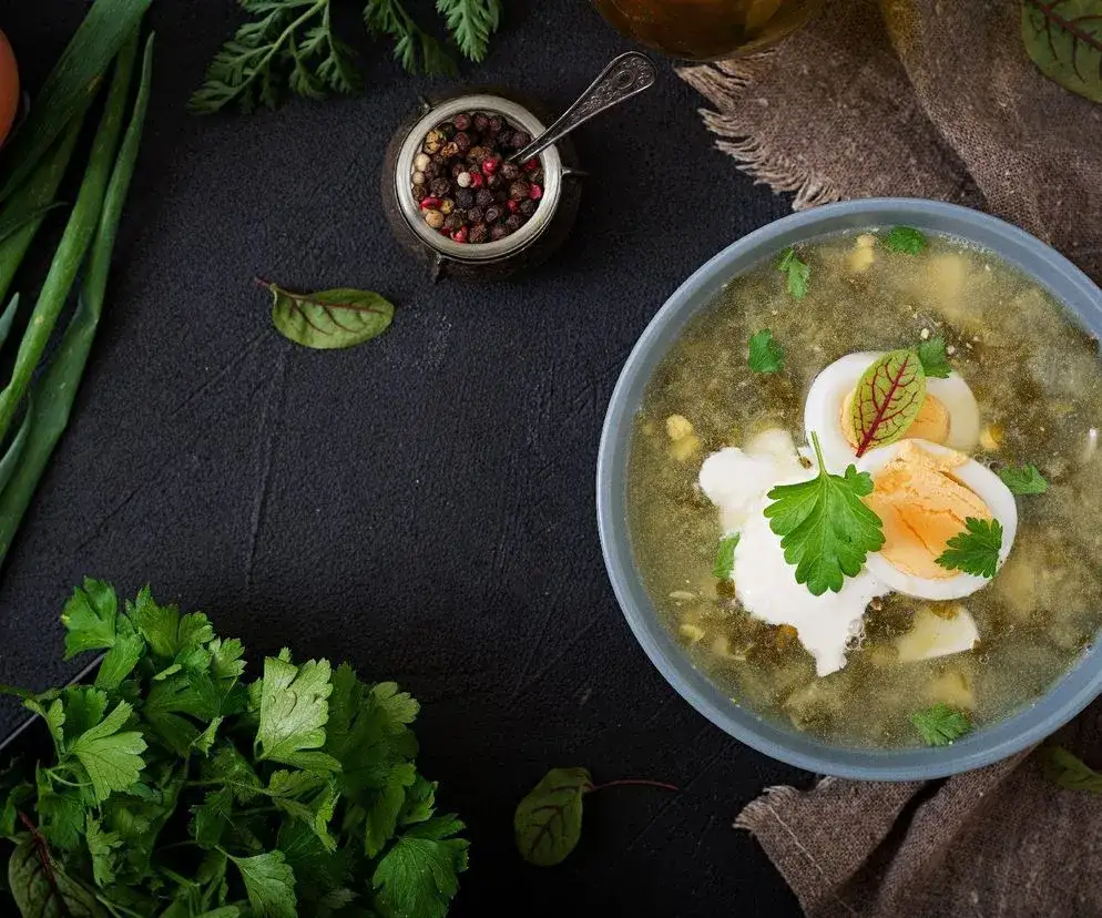 Idealna zupa szczawiowa? Przepis krok po kroku na smak dzieciństwa!