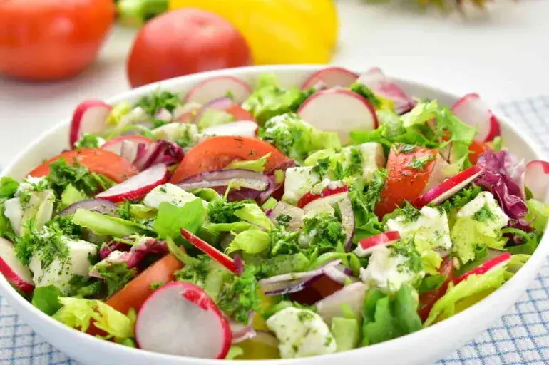 Co do sałatki warzywnej: prosty przepis na zdrową i smaczną sałatkę