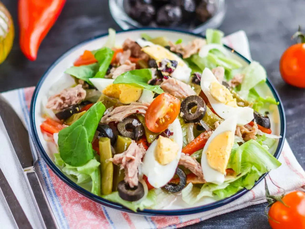 Jak zrobić sałatkę z tuńczykiem i jajkiem, która zachwyci smakiem