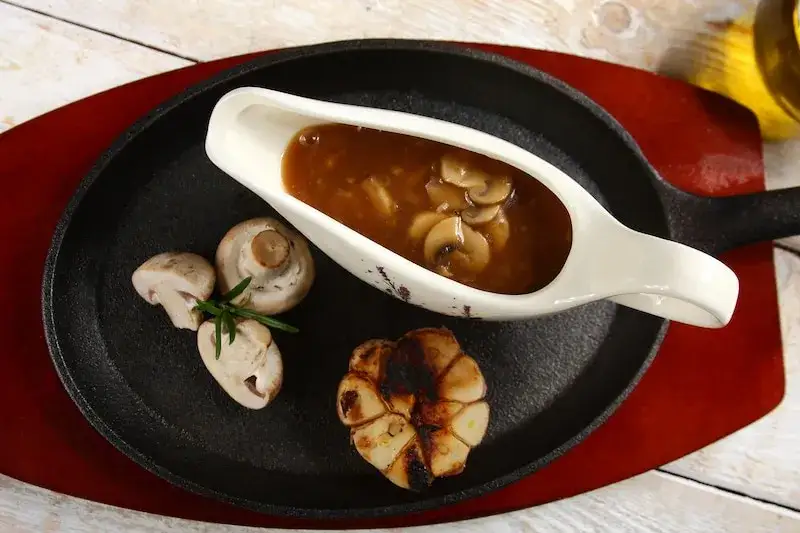 Jak zrobić ciemny sos do klusek śląskich – prosty przepis krok po kroku