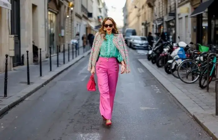 Fuksjowe spodnie: jak nosić i z czym łączyć? Stylizacje