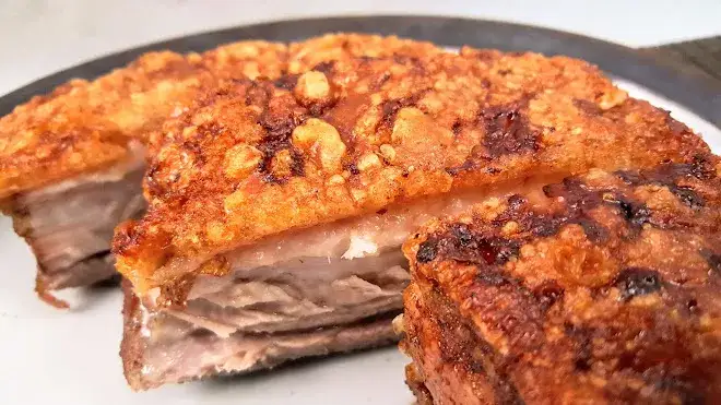 Poitrine de porc grillée : le secret d'une chair fondante, couenne croustillante